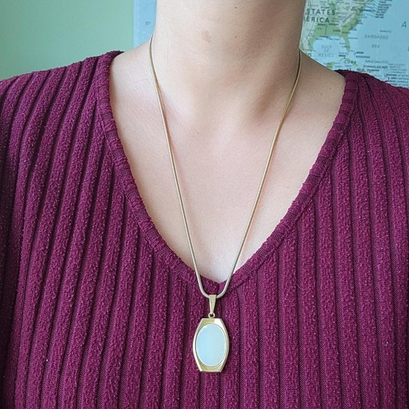 Vintage Gold Mother of Pearl Necklace - Picture 2 of 8